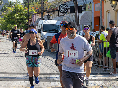Retirada dos kits da Corrida do Padroeiro 2026 ocorre no Centro e na Costa Sul neste sábado