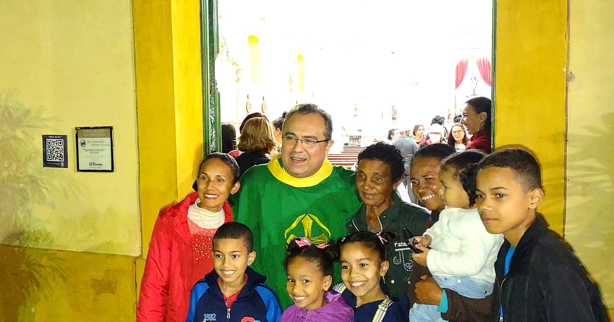 Padre Sérgio Lúcio volta a São Sebastião e lota Igreja Matriz neste domingo