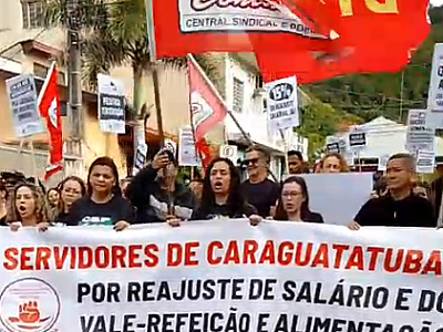Paralisação reúne centenas de servidores em frente ao Paço Municipal de Caraguatatuba