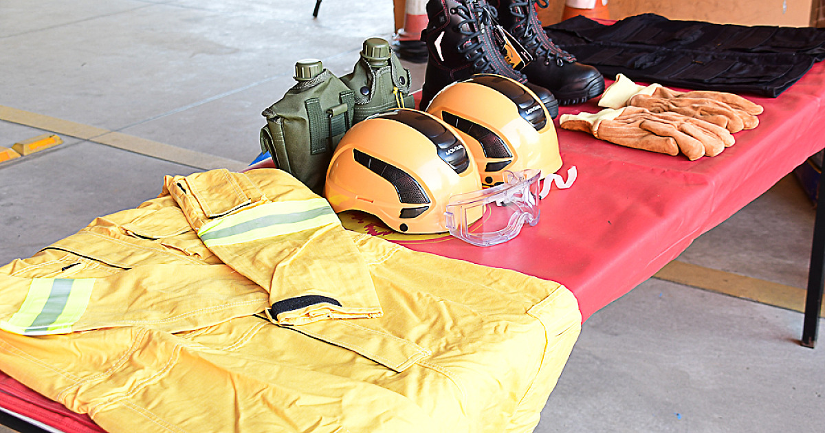 Bombeiros de Ilhabela recebem uniformes e equipamentos para combate a incêndios florestais