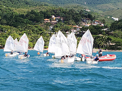 De olho no Mundial de Optimist, alunos da Escola de Vela de Ilhabela participam de treinamento técnico e tático
