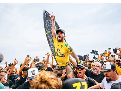 Filipinho Toledo, de Ubatuba, vence o WSL Finals e é coroado novo rei do surfe na Califórnia
