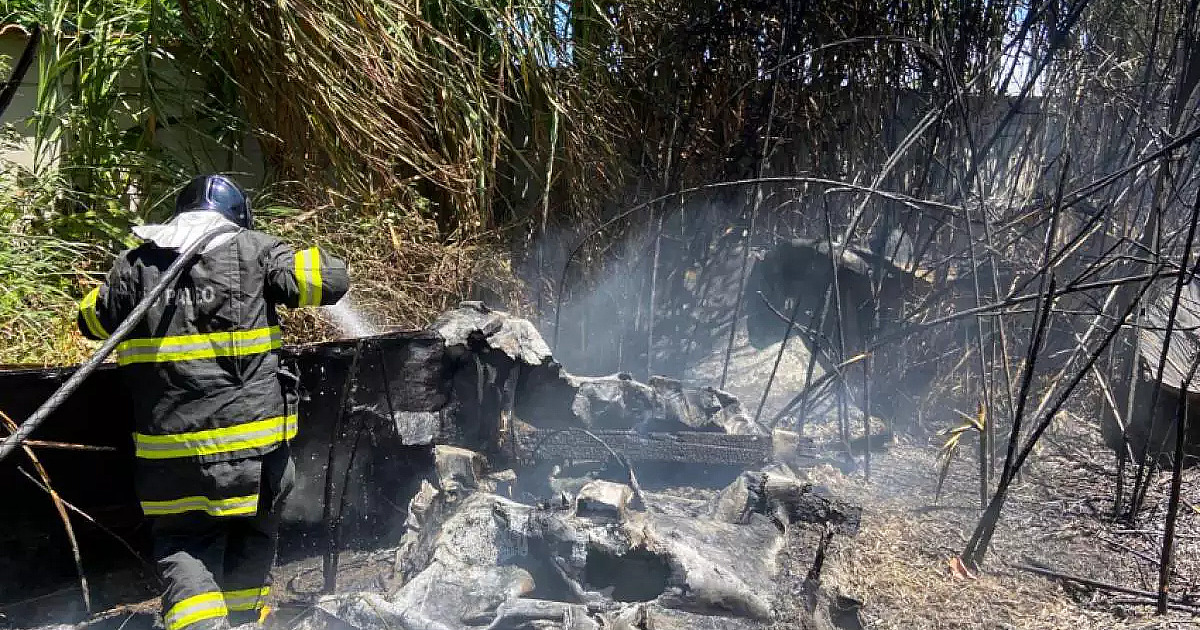 Incêndio destrói lanchas que seriam reformadas em Caraguatatuba