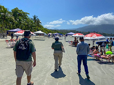Agentes ambientais participam de caminhada ecológica na Praia de Barequeçaba