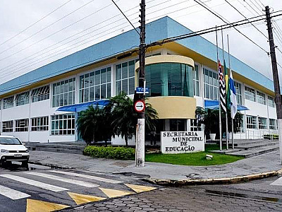 Quase dois meses do início das aulas, alunos não receberam uniformes nem materiais em Caraguatatuba