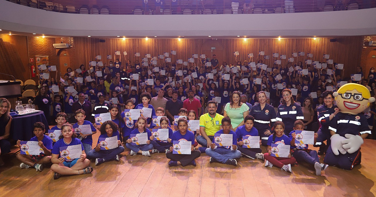 Prefeito Felipe Augusto participa da entrega do certificado do Samuzinho na Escola
