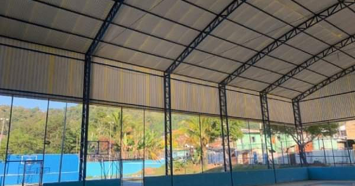 Ladrões furtam refletores em quadra de futsal na região central de São Sebastião