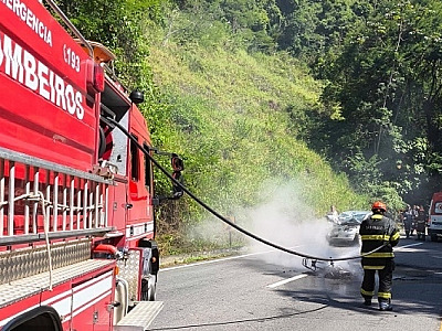 Colisão entre carro e moto deixa uma mulher morta na Rodovia Rio-Santos, em Ubatuba