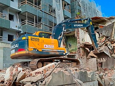 Prefeitura de Ubatuba conclui demolição de prédio condenado nas Toninhas