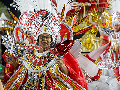 Desfile das Escolas de Samba de São Sebastião 2026 terá transmissão ao vivo e promete um verdadeiro espetáculo na Rua da Praia