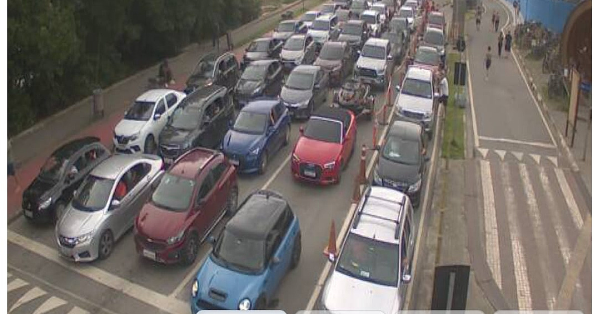 Vento paralisa travessia da balsa e gera fila na volta do feriadão