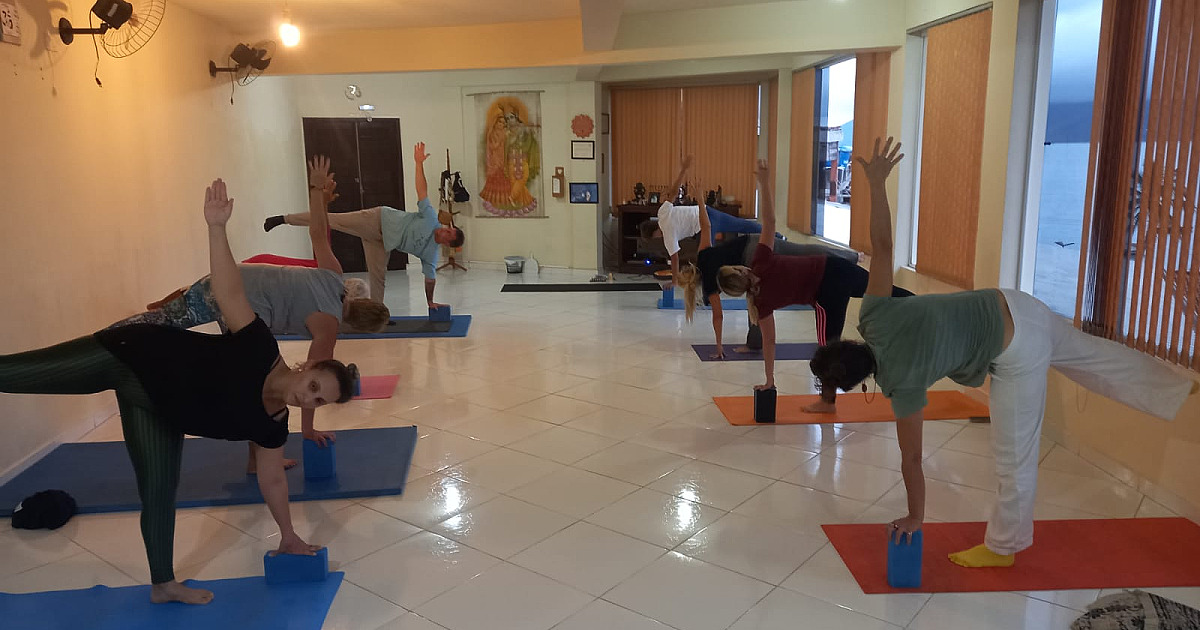 Mais de 60 alunos integram o projeto ‘Yoga para Todos’