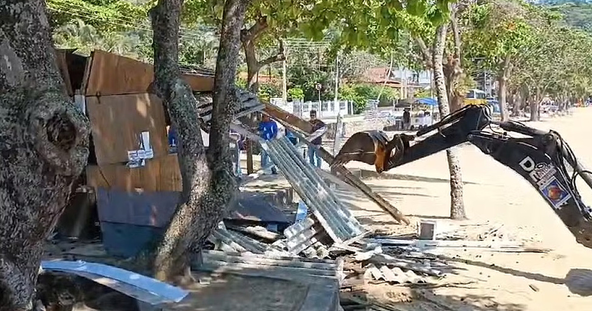 Prefeitura de São Sebastião realiza demolição de quiosques irregulares na Praia das Cigarras