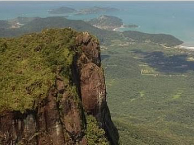 Helicóptero Águia resgata turista que sofreu acidente no Pico do Corcovado em Ubatuba