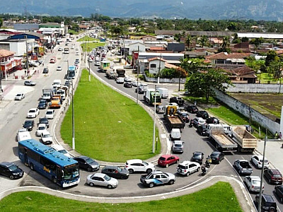 Após pressão de motoristas nas redes, Prefeitura de Caraguá cobra DER para solução em obras na SP-55