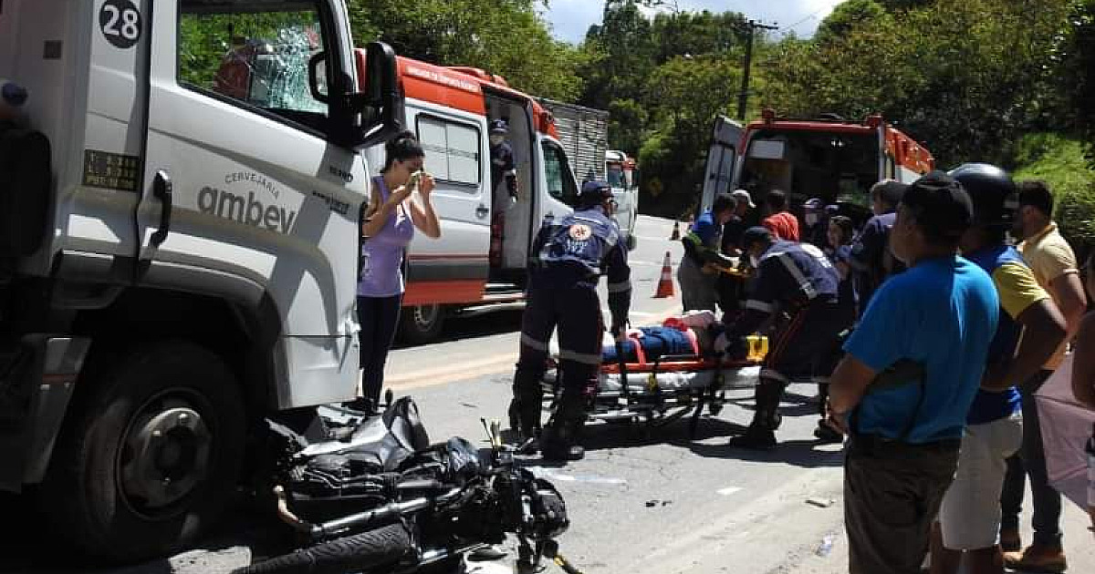 Acidente na Rio-Santos fere 2 em São Sebastião
