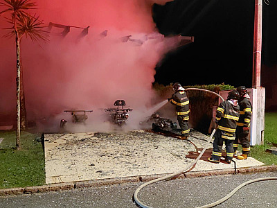 VÍDEO: Condomínio registra incêndio em garagem residencial em Caraguá