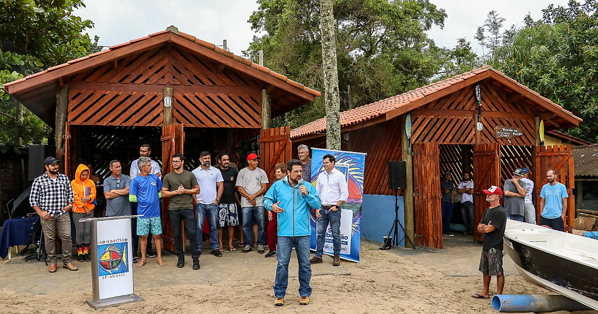 Felipe Augusto entrega dois ranchos de pesca para atender a comunidade de Paúba