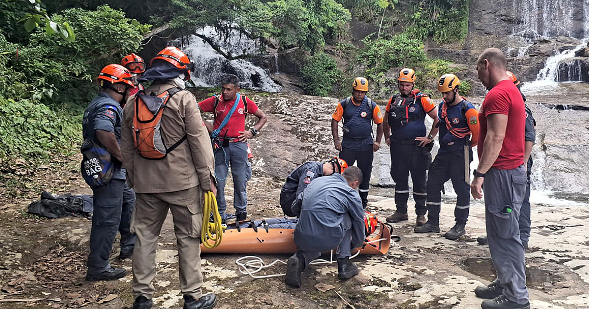Defesa Civil de Ilhabela e Bombeiros realizam simulado de busca e salvamento na Cachoeira do Bananal