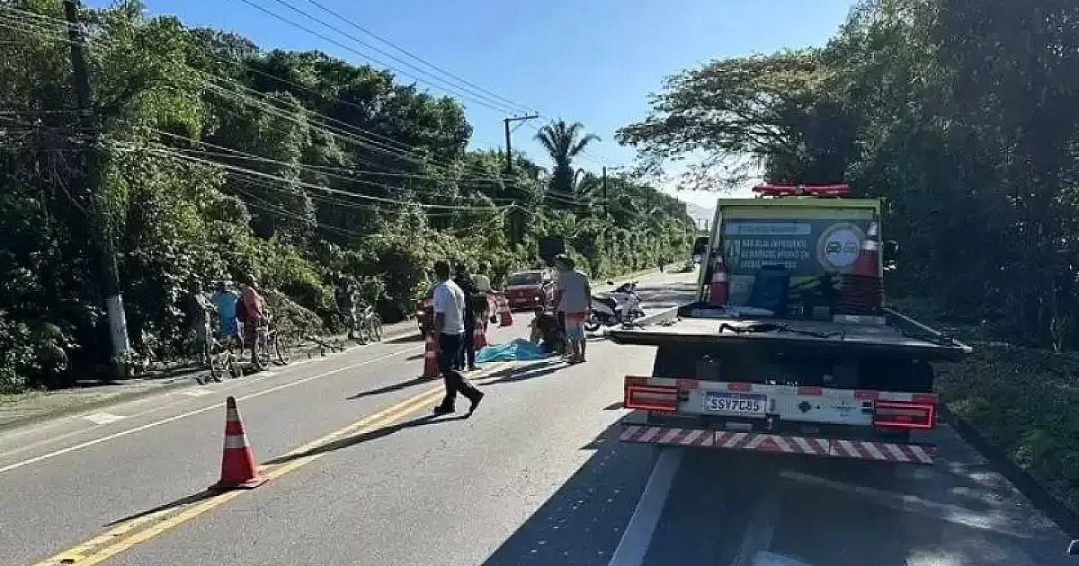 Mulher morre em acidente entre moto e caminhão na rodovia Rio-Santos