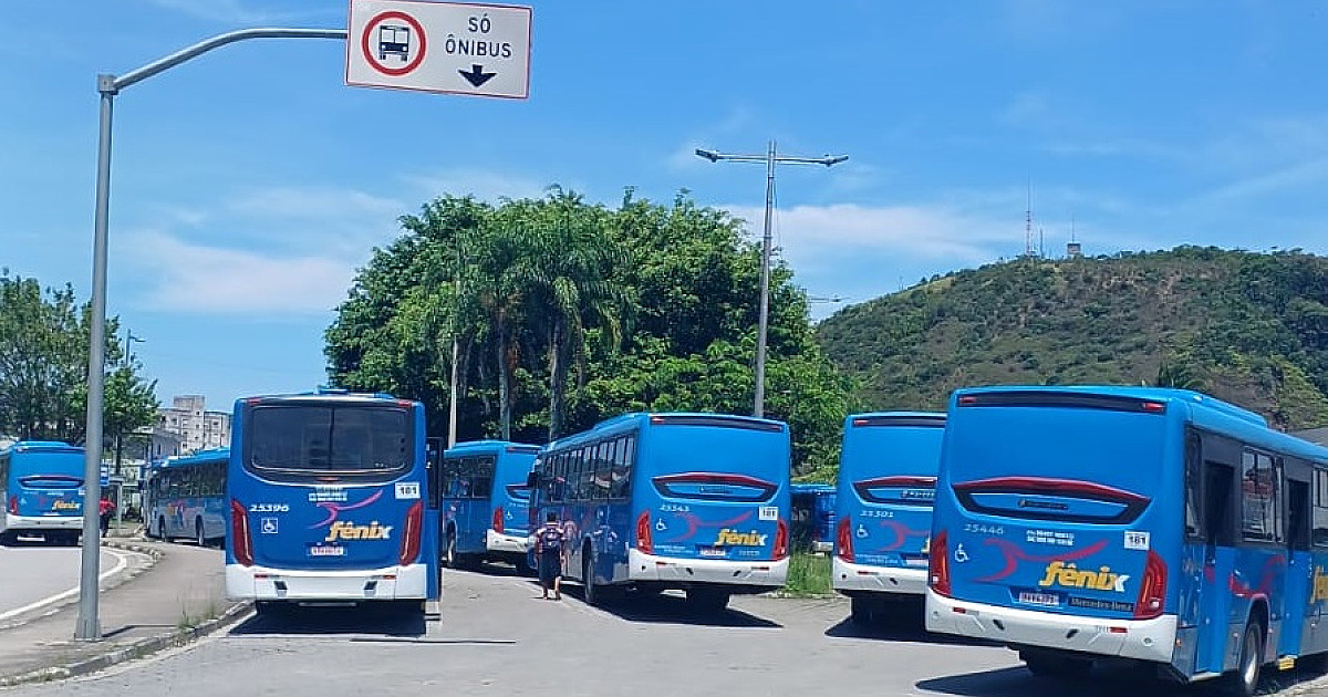 Motoristas de ônibus paralisam transporte público por falta de pagamento em Caraguatatuba