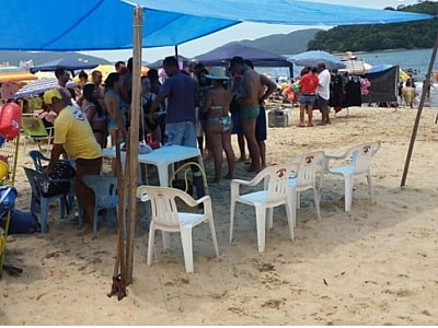 Caraguá 40 graus: postura na areia vira alvo de divergências na internet