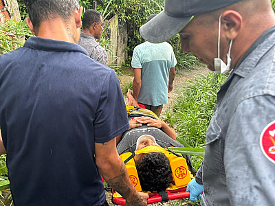 Vídeo mostra resgate de adolescente após queda de altura de quatro metros no bairro Itatinga, em São Sebastião