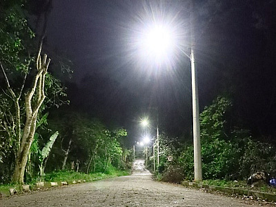 Iluminação do acesso ao Morro Santo Antônio garante mais segurança para moradores e turistas de Caraguatatuba