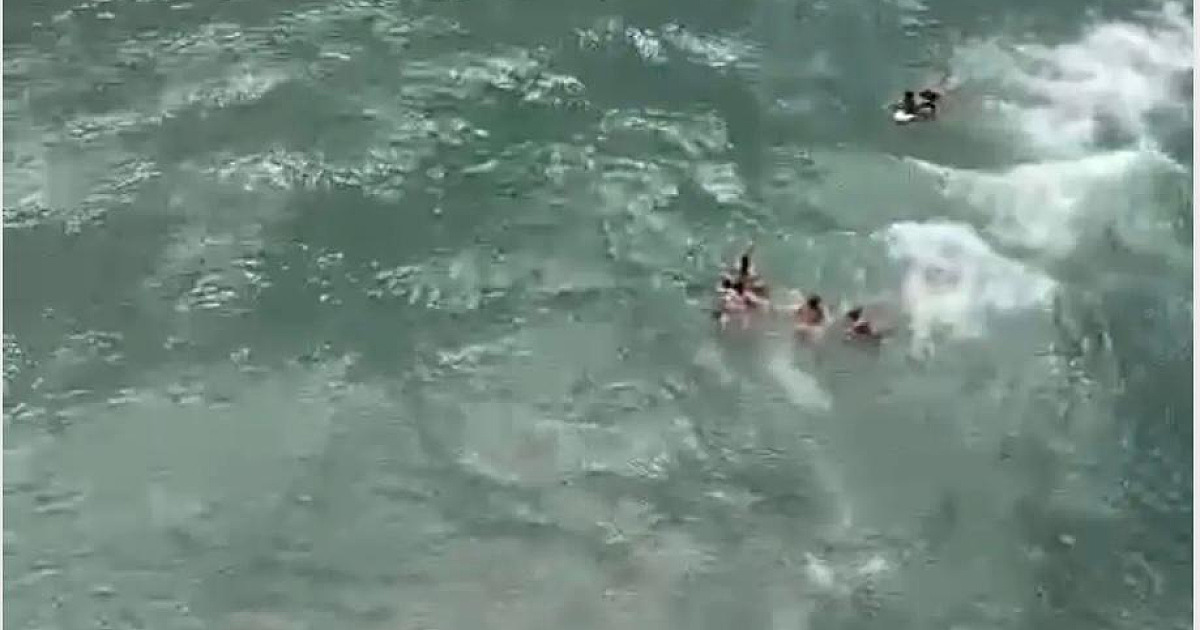 Quatro turistas da mesma família são arrastados por corrente de retorno em praia de Ubatuba