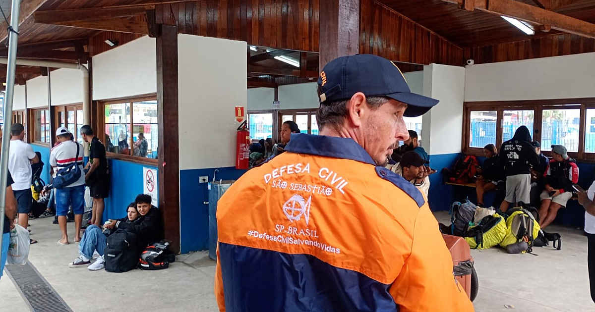 Vendaval com ventos de 80 km/h causa quedas de árvores e paralisa balsa em São Sebastião