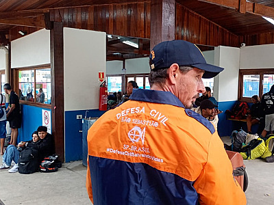 Vendaval com ventos de 80 km/h causa quedas de árvores e paralisa balsa em São Sebastião