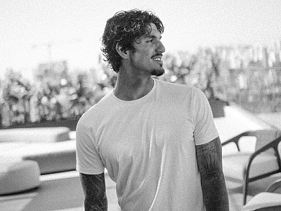 Antes de ir para Saquarema, Medina beija digital influencer em festa promovida por Neymar no Rio