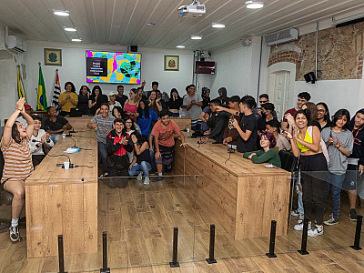 Alunos do 9º ano da Escola Henrique Botelho debatem políticas públicas na Câmara