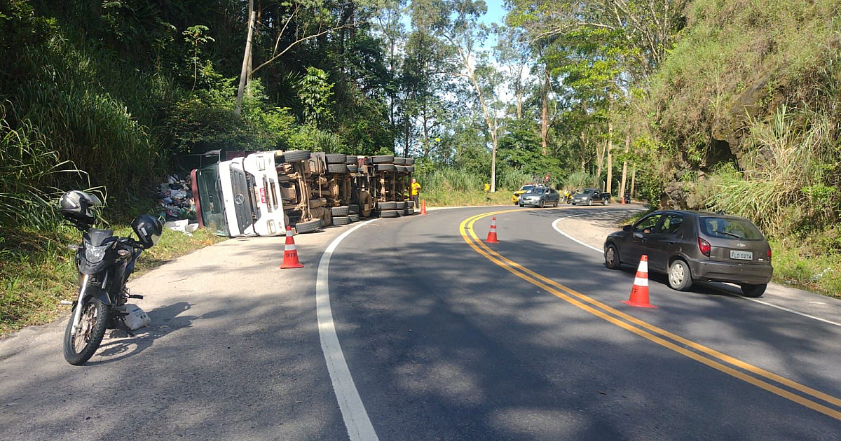 Carreta de transbordo de lixo tomba na serrinha da Enseada