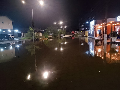 Alagamentos no Bairro Golfinho travam acesso e revoltam moradores em Caraguatatuba