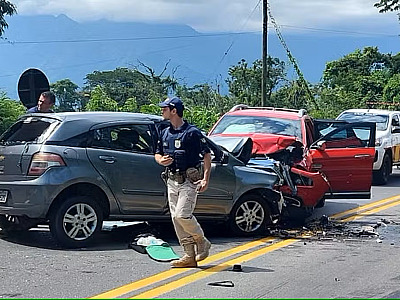Casal de idosos morre e outras duas pessoas ficam feridas em acidente na Rio-Santos em Ubatuba