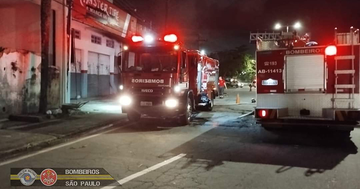 Incêndio destrói loja de óleo automotivo em Caraguatatuba