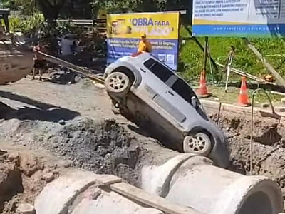 Motorista perde controle, invade obra e cai com carro dentro de buraco na Costa Sul de S.S