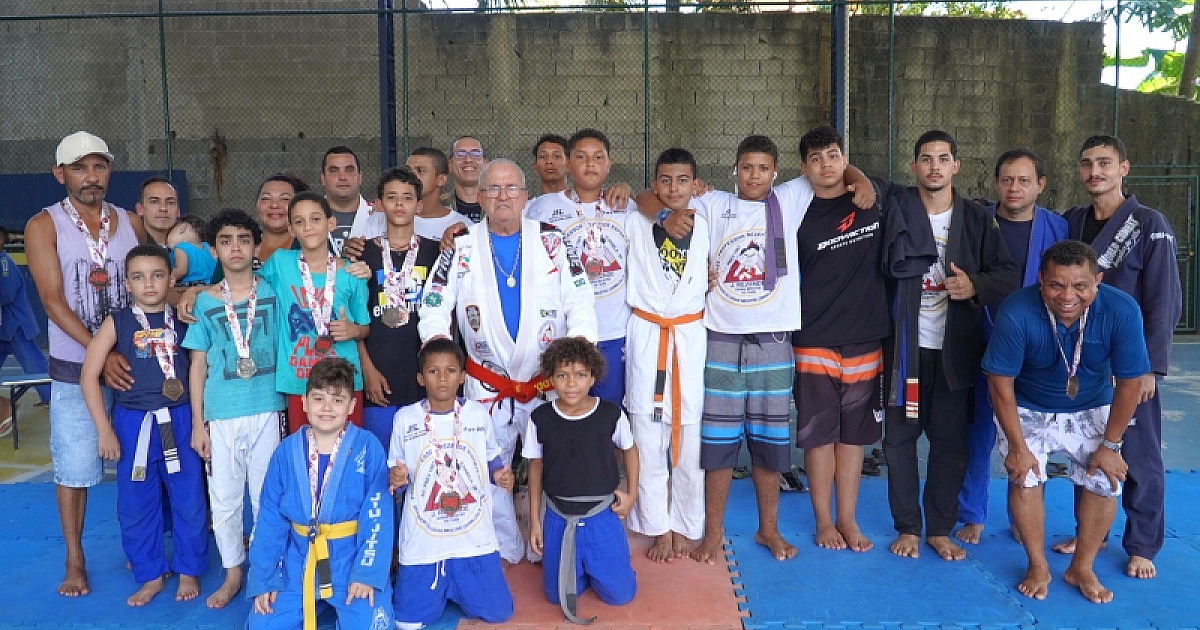 Alunos de jiu-jitsu homenageiam mães com campeonato em Escola Municipal de Ilhabela