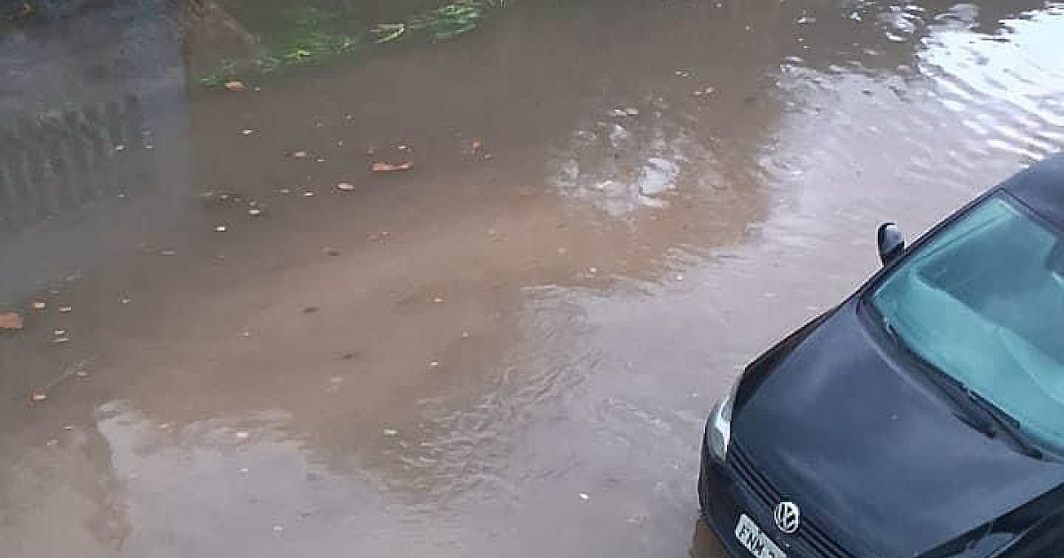 Mesmo intensa, pancada de chuva é rápida e deixa ruas alagadas no fim de semana