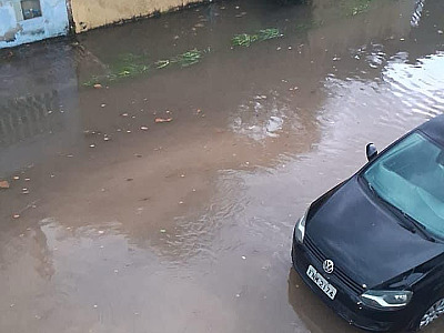 Mesmo intensa, pancada de chuva é rápida e deixa ruas alagadas no fim de semana