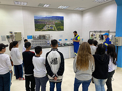 Alunos da rede pública de Ubatuba participam do Programa Educa Sabesp e vão visitar pela 1ª vez a ‘Estação de Tratamento de Água Carolina’
