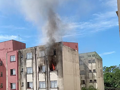 Apartamento pega fogo em conjunto habitacional de Ubatuba