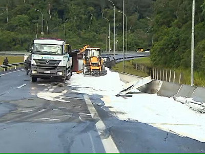 Caminhão tomba e derruba produto químico na Rodovia dos Tamoios, em Caraguatatuba