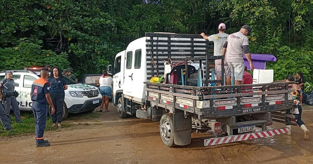 Após desocupação no Morro do Fórum, famílias são levadas para o ginásio Tubão em Ubatuba
