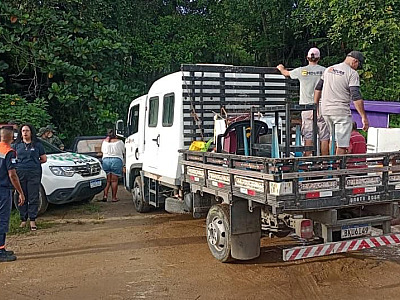 Após desocupação no Morro do Fórum, famílias são levadas para o ginásio Tubão em Ubatuba