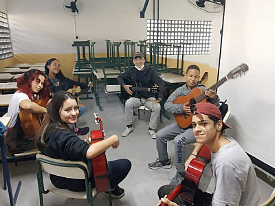 Associação Praticatatum ensina música para alunos da EM Prof.ª Nair Ribeiro de Almeida no contraturno escolar