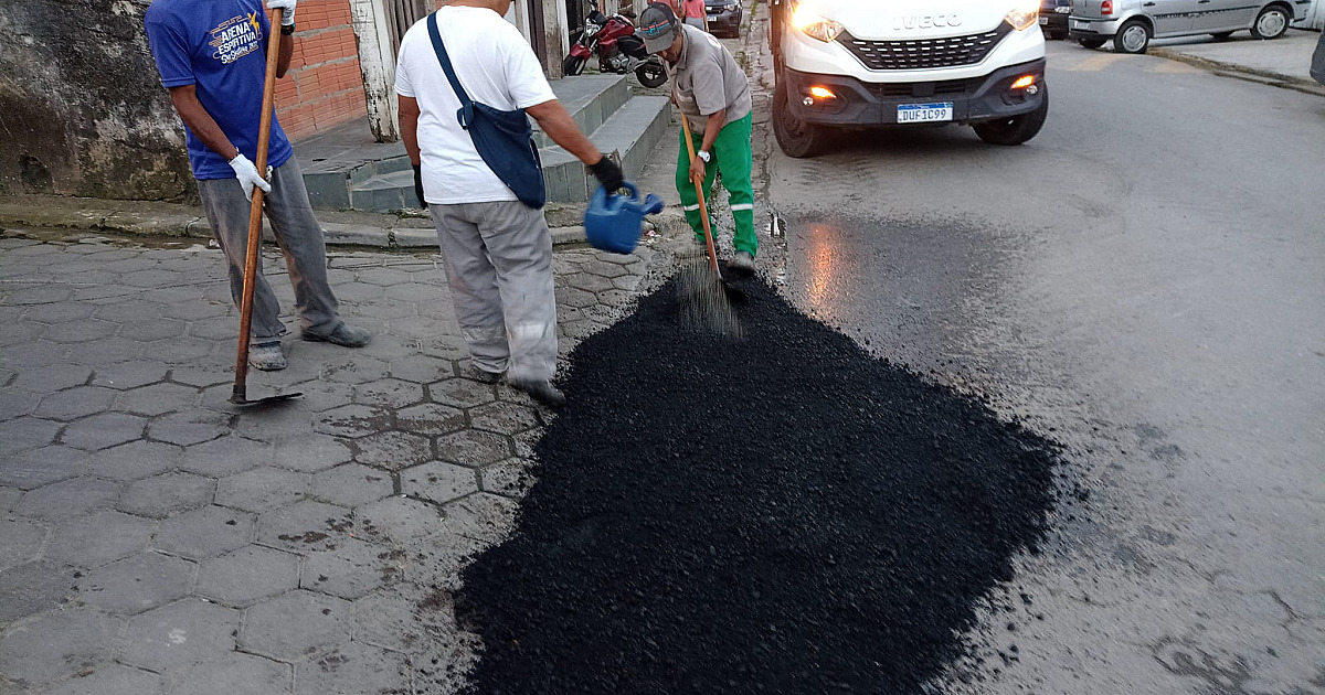 Operação tapa-buracos é executada em ruas do bairro Topolândia e região