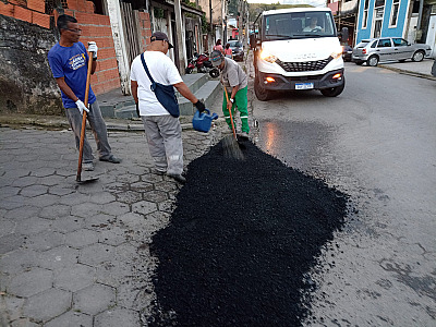 Operação tapa-buracos é executada em ruas do bairro Topolândia e região