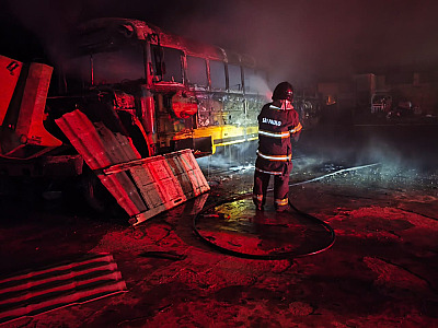 Ônibus abandonado pega fogo durante a madrugada em Ubatuba